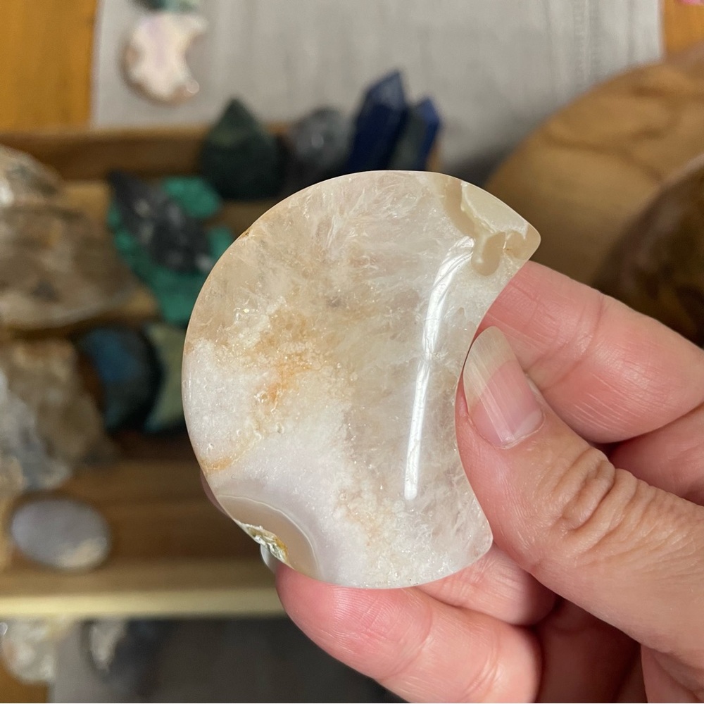 Quartz and agate Moon-Shaped Crystal Decor